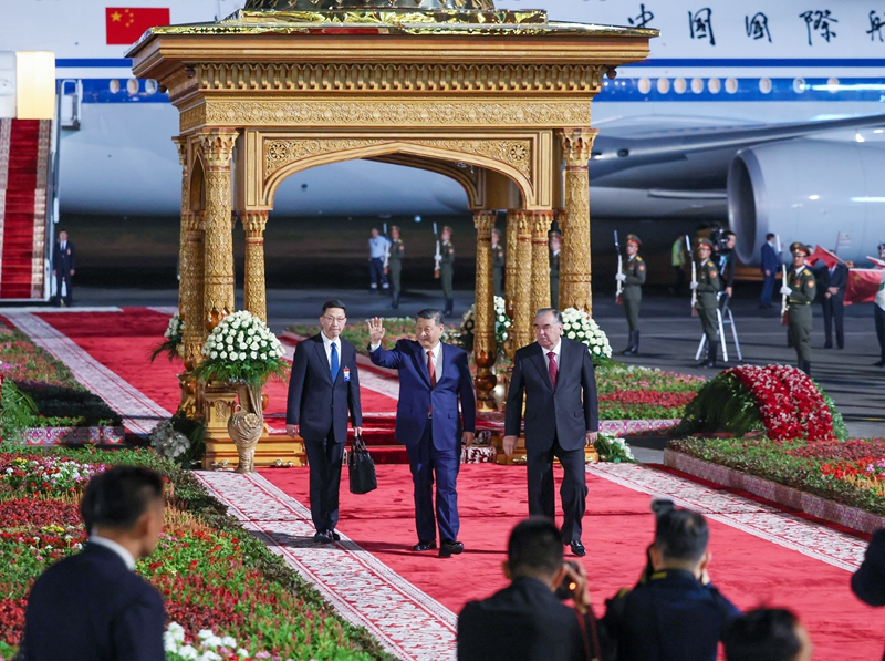 習(xí)近平抵達(dá)杜尚別開(kāi)始對(duì)塔吉克斯坦進(jìn)行國(guó)事訪問(wèn)「相關(guān)圖片」
